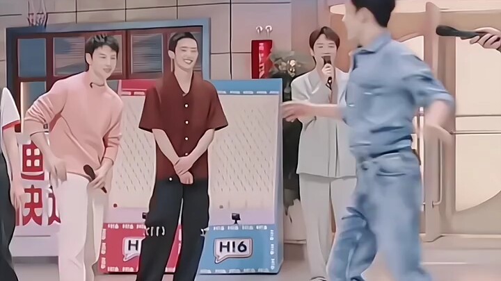 หางม้าสองข้างกับเอี๊ยมกางเกงน่ารักสุดๆ ไปเลย “จางจิ้งอี”