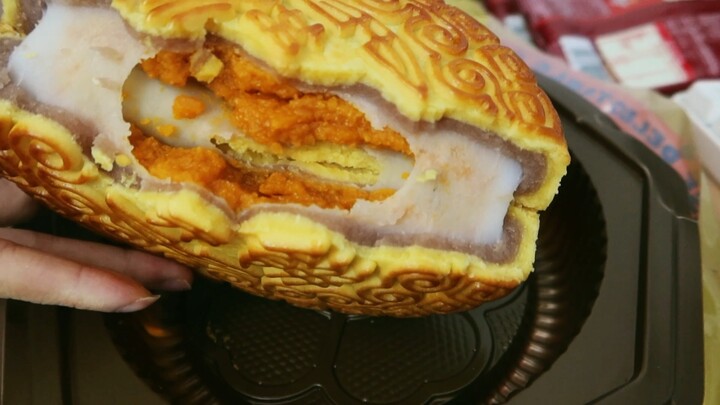 Tahun ini sepertinya kue bulan ukuran besar lagi ngetren, ya? Aku coba makan sepotong kecil sambil n