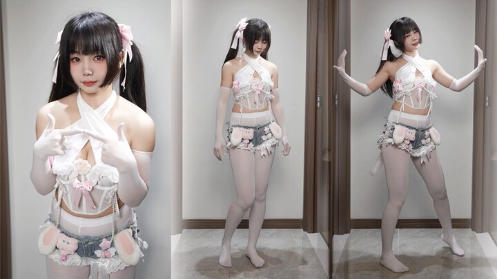 นักเต้นเฮาส์เท้าเปล่าในชุดถุงน่องขาว ❤