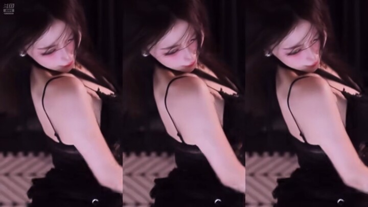 DouYu Ranran's Big Red Robe