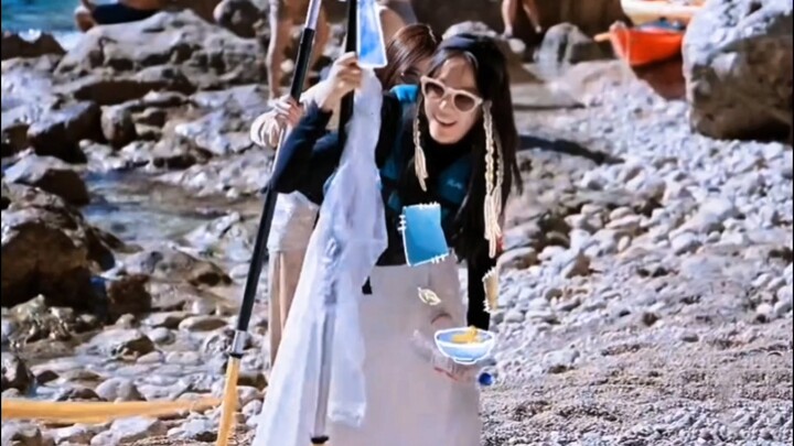 พายเรือเหมือนกัน บางคนอยู่เหนือกว่าเป็นเหมือนซูสีไทเฮา บางคนก็ปล่อยมุกเด็ดว่า “รีบจีบสิ”