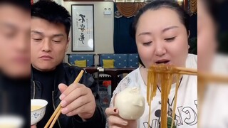 红烧肉炖粉条，就着大馒头，香的很呀，还有青菜！