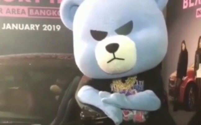 Jennie Nini: Oh my, my head is so heavy—let me lean it on the car for a bit, hee-hee.