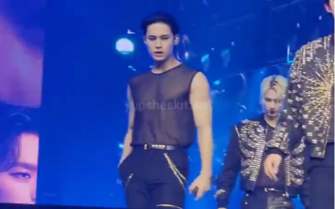 Kim Min Kyu, baju kamu ini udah terlalu kelewatan! Baju transparan, close-up satu menit—serrr… hahah