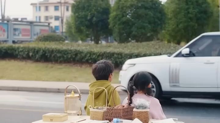 หนีนักเลงจนได้ CEO ช่วยไว้ ริมสระเปลี่ยนชีวิต