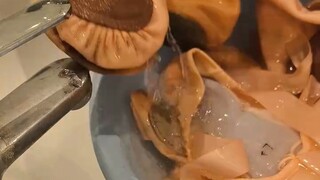 Cara membersihkan sepatu dansa yang lembut