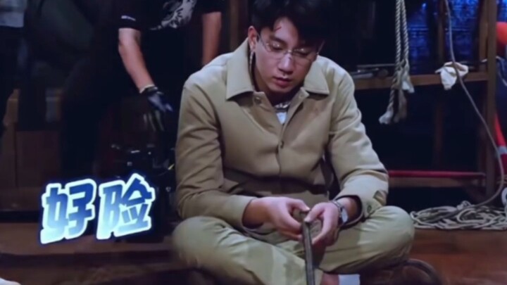 救命，他怎么那么像只小猫咪啊～