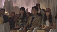Baby Yang Zi is such a good princess who is focused on watching the show at the Fashion Week!