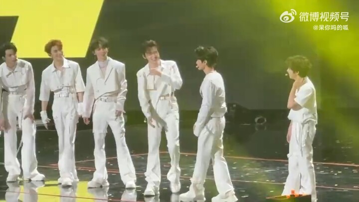 【رابطة الشباب تايمز】عرض رقص جماعي كامل + عرض رقص جماعي للفتيات｜حفل الذكرى السنوية الرابعة لفرقة "لوو