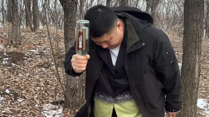 Saudara Hu menunjukkan aksi keterampilan membuka botol bir dengan kepala besi, mohon jangan ditiru