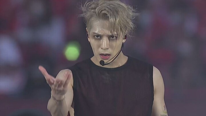 High-energy opening! Jackson Wang’s “Blow” at the Manchester United vs. Liverpool kickoff show
