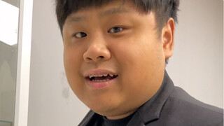 พ่อแม่ต่างรุ่นซื้อของเล่นให้ลูกๆ