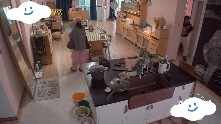 Uncle Kuang’s hands trembled as he held San San’s, blaming himself for hurting San Xi. At a loss and