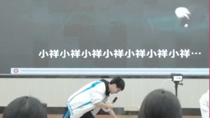 Saya tidak bercanda, yang ada di atas panggung itu adalah Hatsune Miku segitiga.