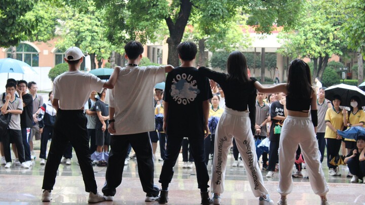 หมาโมโม่บุกรั้วโรงเรียน! แฟลชม็อบ ม็อบโรงเรียนดัง เต้นเพลง Bloodline (อาริอานา กรานเด)