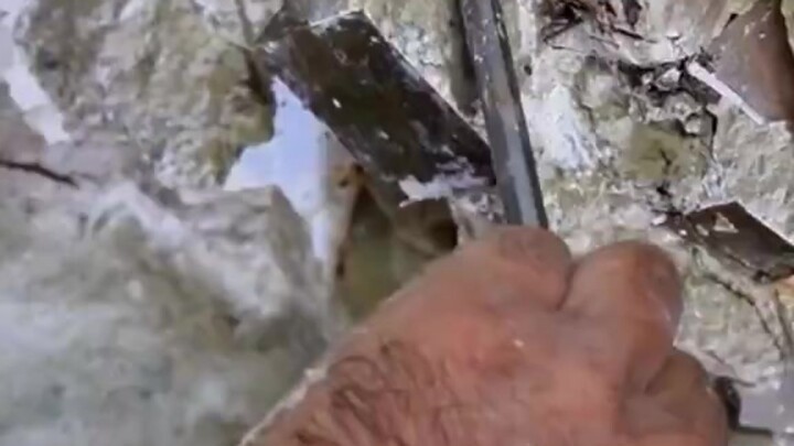 Thú thực mà nói, lần đầu tiên nhìn thấy quặng pyrit, tôi cảm giác như thế giới này là ảo vậy.