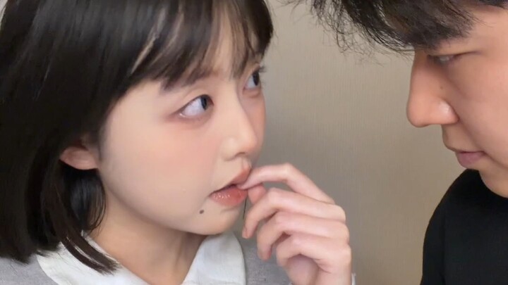 Đưa nụ cười duyên cho người mù xem là sao?