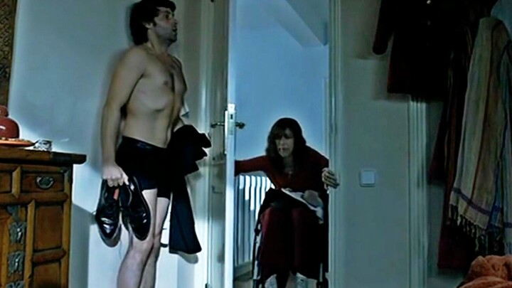 A man parasitizes his female neighbor under her bed and does whatever he wants. He watched the thril