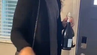 丈夫模仿妻子的日常行为， 太真实了，气质这一块抓得死死的！