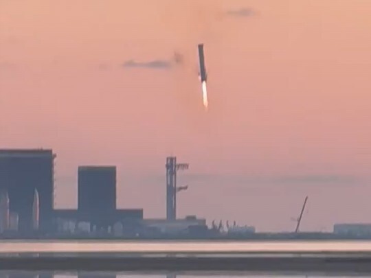 Một ống thép nặng vài trăm tấn rơi từ trên trời xuống, quay thực tế từ góc nhìn người đi đường!