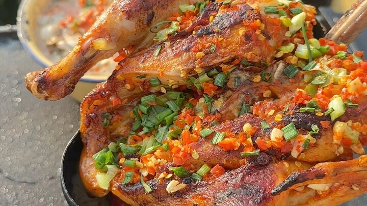 Begitu musik mulai mengalun, hidangan lezat pun tampil!