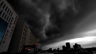 “太震撼了，台风来临前的天空压迫感拉满了~世界末日既视感！”