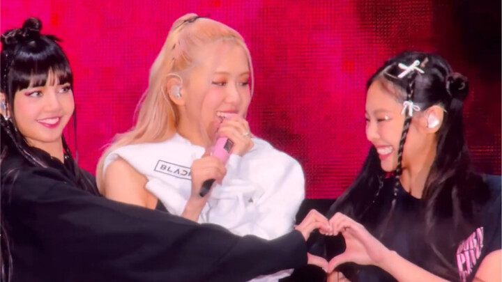 #blackpinkworldtour غرابة جيني هي في الحقيقة غرابة لا يمكن لأحد أن يفهمها إلا ليزا #جيني #ليزا