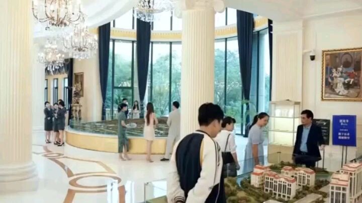 minaliit siya ng mga agent dahil sa kasuotan niya