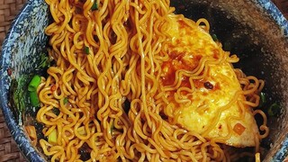 Adding some garlic oil makes instant noodles more advanced