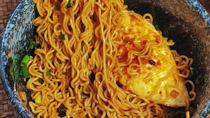 加了点蒜油，方便面一下变高级了