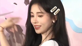 一秒变脸，真的可爱，还怪会调节气氛嘞，这个视频我可以看亿万遍，没开玩笑