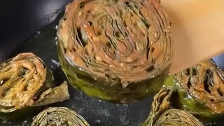 Thai-flavored fried leaves—does anyone know what kind of leaves these are?