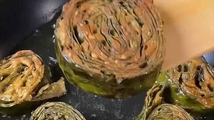 Daun goreng dengan cita rasa Thailand yang kaya, ada yang tahu daun apa ini