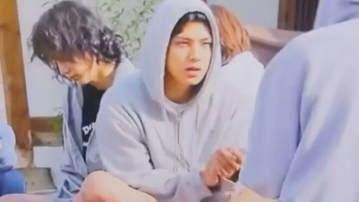 Reaksi live streaming Min-gyu saat melihat penampilannya: Ambil nih??? Terus aja ketawa kkk