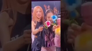 Lisa did this & make her sisters laughed and followed her at Sydney Con 😅 #lisa #jisoo#jennie #rose