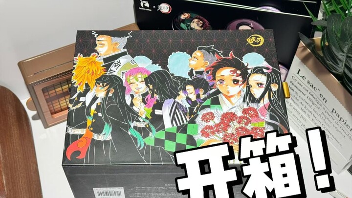 Mở hộp! Bộ sưu tập truyện tranh Thanh Gươm Diệt Quỷ cực đẹp, đồ lưu niệm tuyệt mỹ!