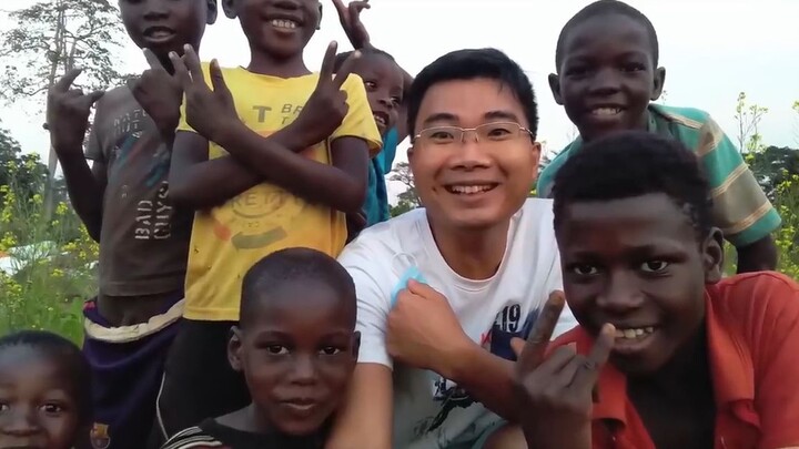 Cuộc Sống châu phi__ Chụp Hình ở vườn cải cho trẻ em Angola
