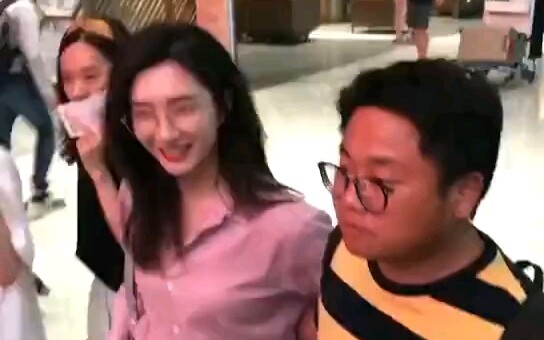 Jiang Shuying was snapped in a photo with someone when an older guy suddenly put his arm around her 