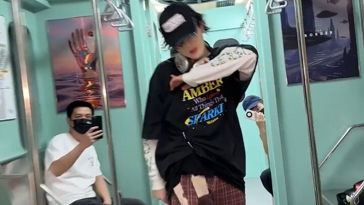 Su Xinhao dances on the subway~ | 0112 Weibo Video [Teenage Debut]