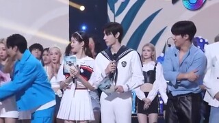 น้องหมามอบดอกไม้ให้พี่ และพี่ใหญ่ช่วยชมการแสดง ทำเอาผมขำกลิ้งเลย