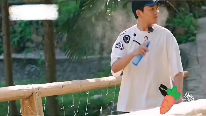 เรื่องการตื่นขึ้นมาแล้วฉีดดอกไม้น้ำเหมือนกำลังฉีดน้ำหอมแบรนด์หรู