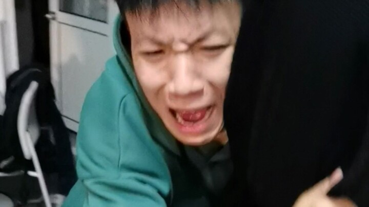 ปฏิกิริยาจริงของเพื่อนร่วมห้องขณะเล่น Resident Evil 7