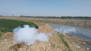Anh chàng này dùng 30 khẩu súng bắn đạn đôi để thổi tung mặt nước và bắn liên tiếp 4 loạt đạn. Thật 