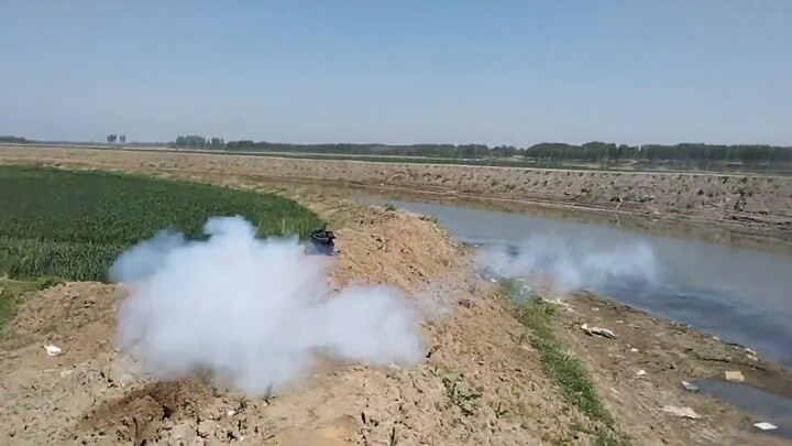 The guy used 30 double-shot guns to blow up the water surface and fired 4 rounds of shells in succes