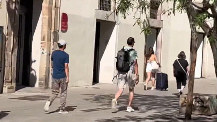 Netizens unexpectedly ran into Jack Ma at a Barça game—no bodyguards in sight, looks like he’s alrea