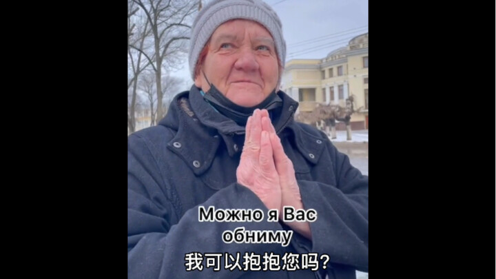 Street Gifts for Seniors on New Year’s in Russia