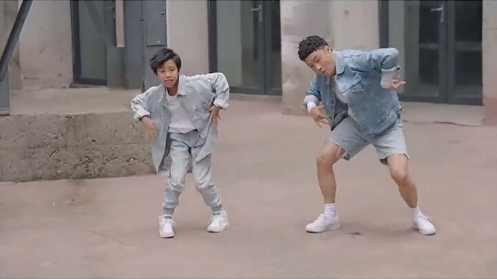 Here are the behind-the-scenes footage of Xiao Jie and Suosuo's dance together! They are indeed prof