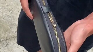 以为男子拿的钱包，结果从钱包掏出来一双皮鞋，网友：还挺便捷的