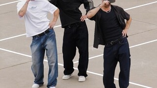 太帅了！1960年代摩城灵魂风翻唱Usher经典作Yeah!因为知名网红Cale Brown一人分饰三角的暴帅热舞而迅速爆红！小哥跳舞还是这么好看~~