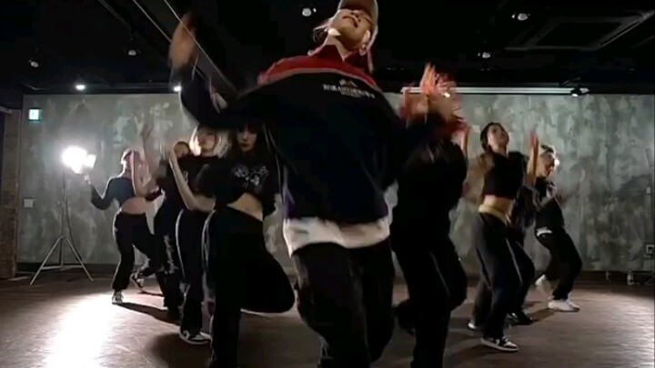 Bada Lee dengan gaya keren menampilkan koreografi Mmmh dari Kim Jong-in EXO — mihawk back